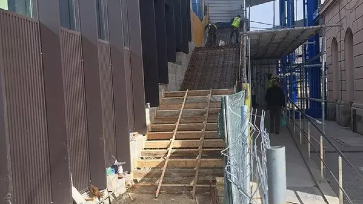 Les obres de construcció de les noves escales de la passarel·la. - S.COSTA D.