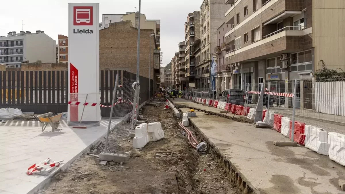 Vista de la calle Comtes d’Urgell, que está en obras para ampliar las aceras. - JORDI ECHEVARRIA