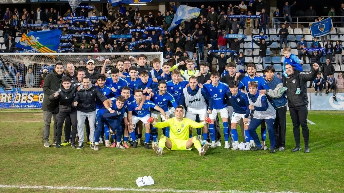 El Lleida celebra amb la grada de Gol Sud la victòria davant de la Grama el passat 1 de febrer. - ALEX SAMPER