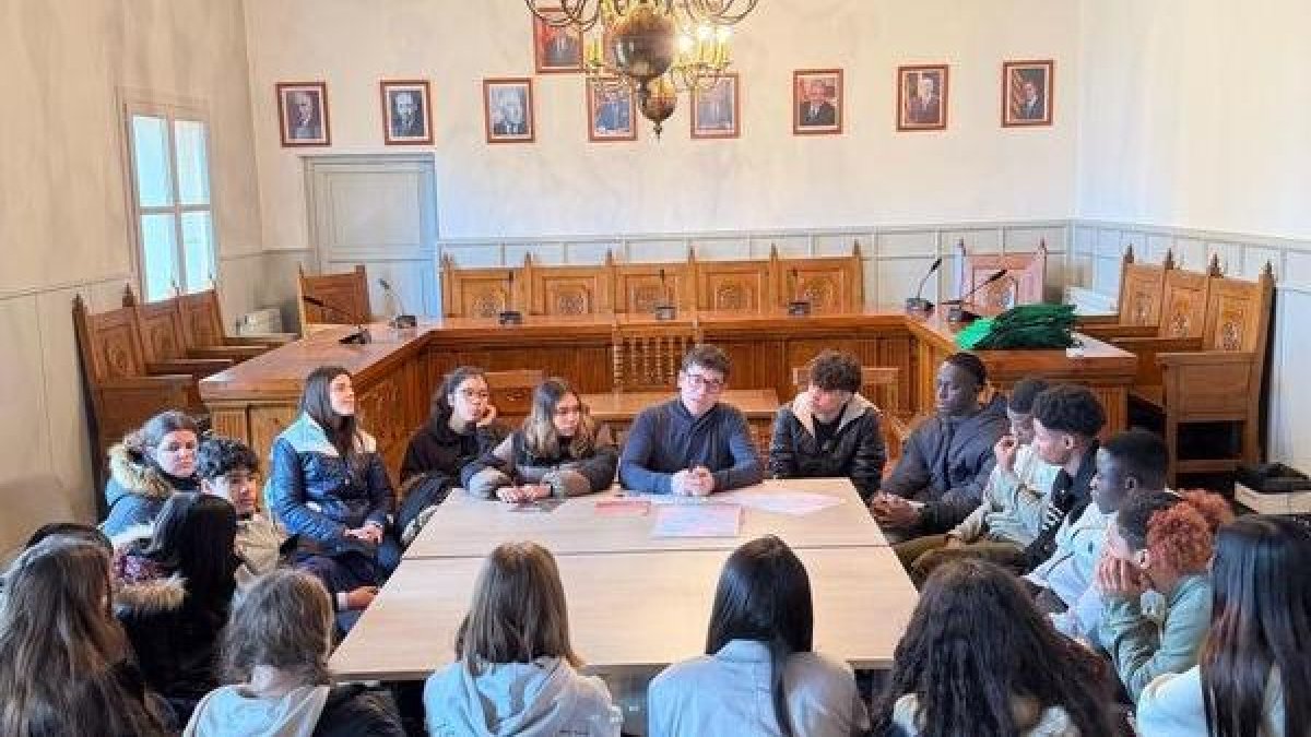 Los alumnos conocieron las áreas de funcionamiento municipal con el alcalde. - A. A. S