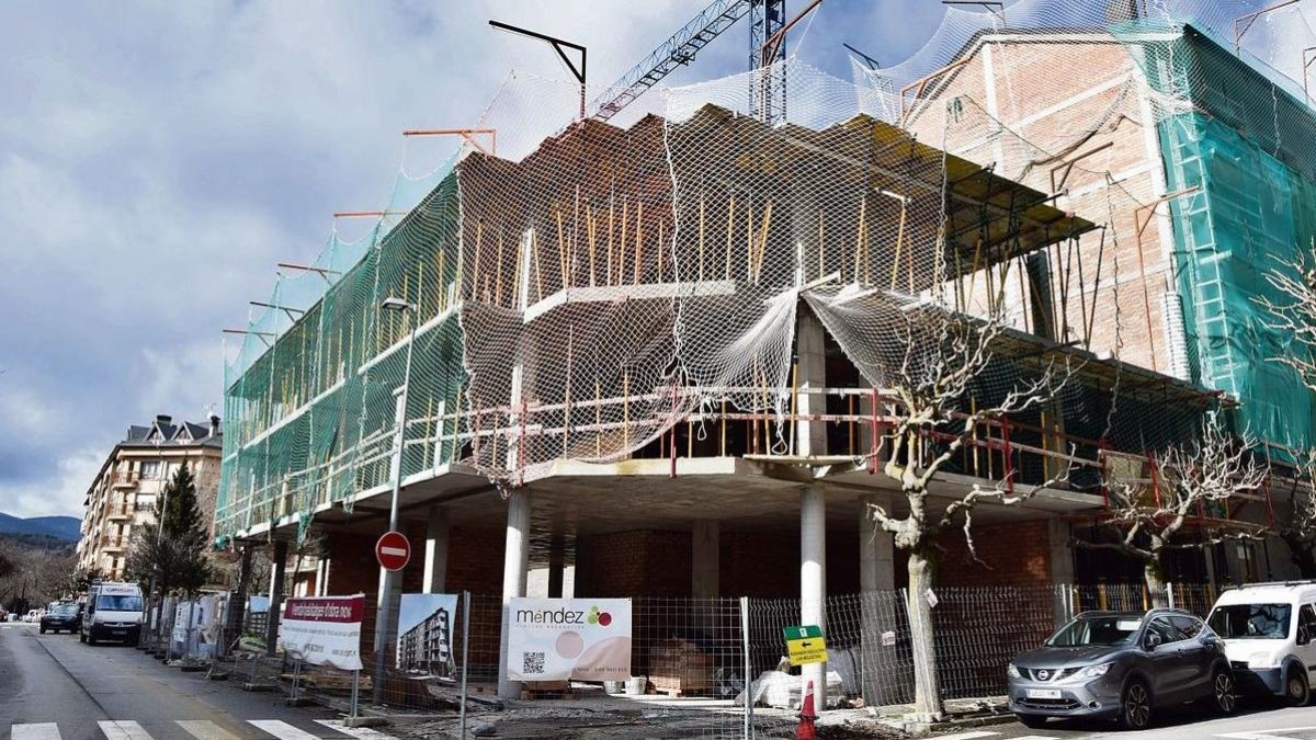 Construcció d’un bloc de pisos a la Seu d’Urgell, la segona capital comarcal de Lleida amb els preus de lloguer i compra més alts. - CYNTHIA SANS