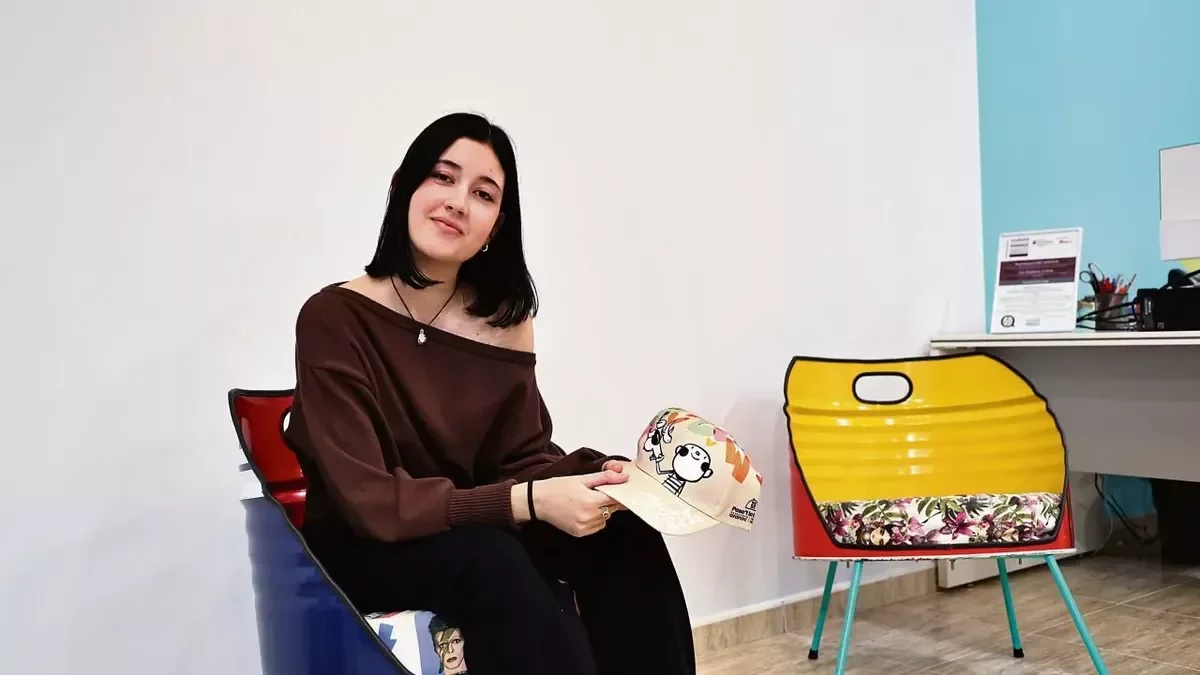 Júlia Horcas, en la sede de Afanoc en Lleida, con una gorra de la edición de este año del ‘Posa’t la gorra’. - AMADO FORROLLA
