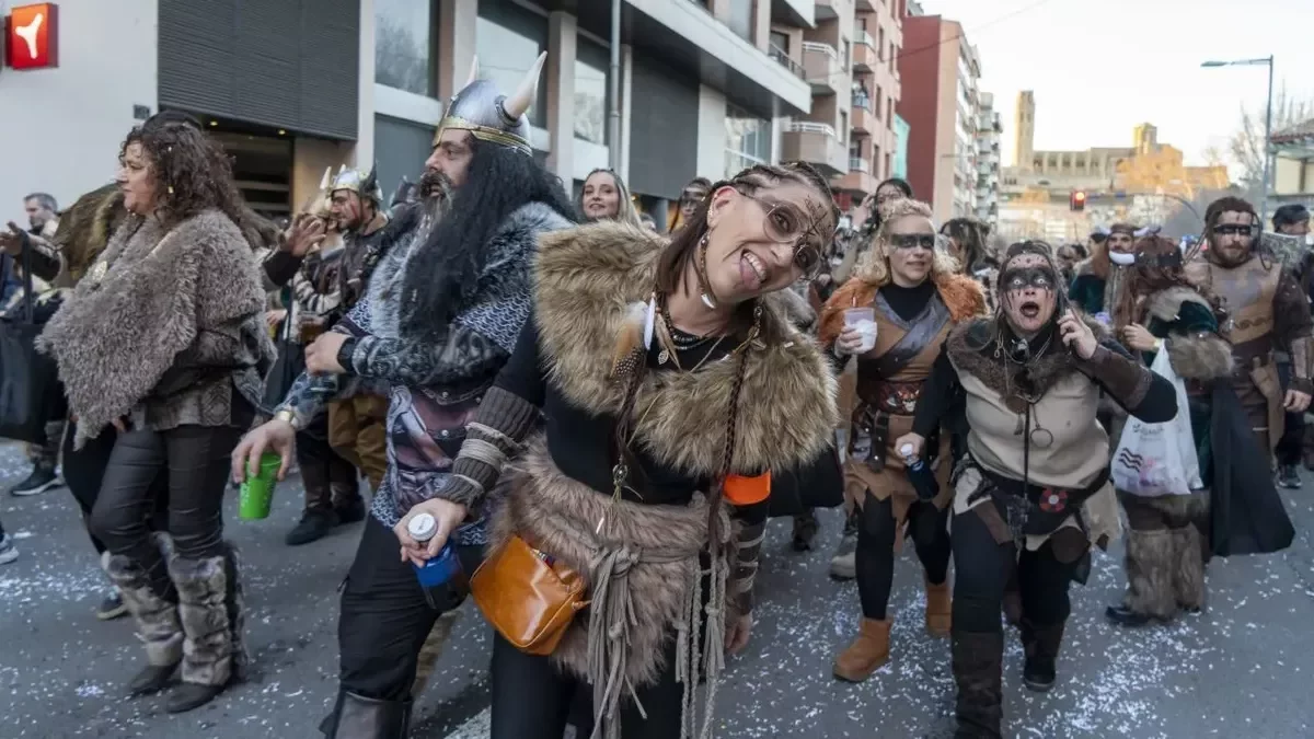 La previsión de una meteorología adversa no aguó la alegría y las ganas de Carnaval de los leridanos. - PAU PASCUAL PRAT