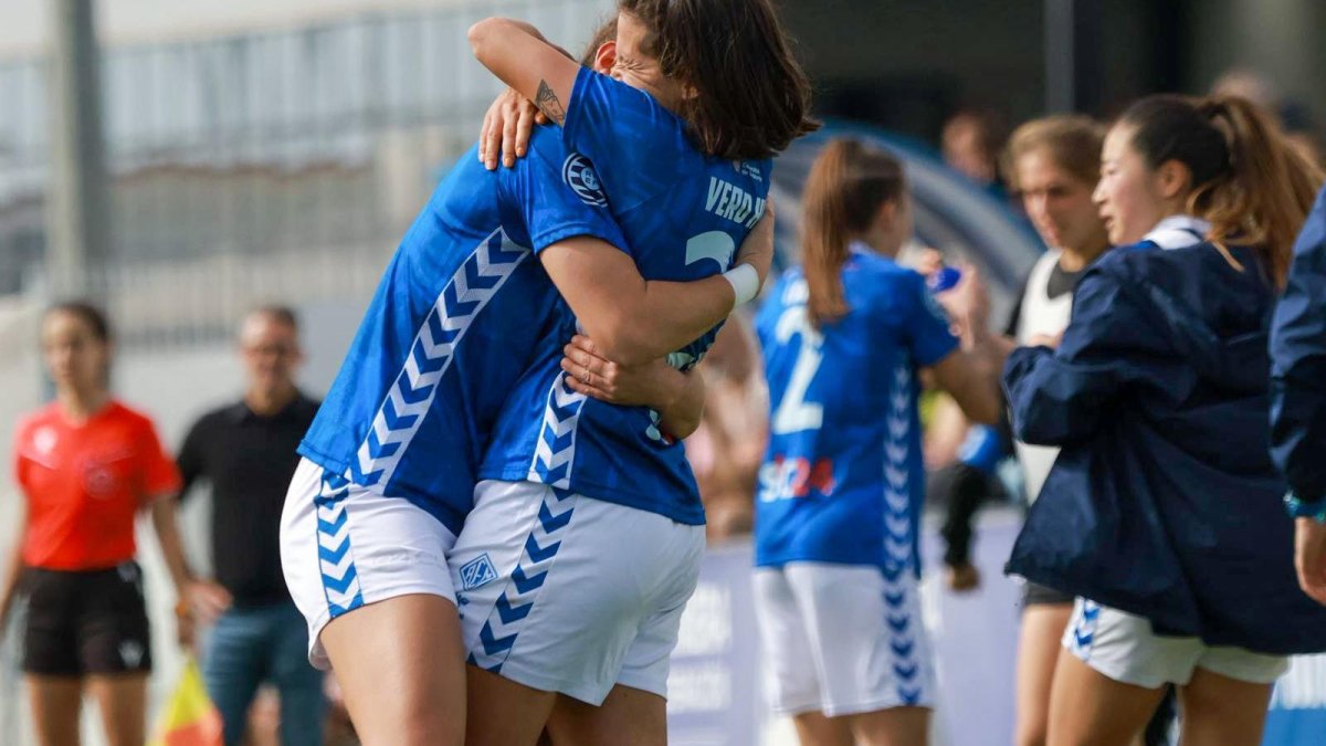Vero Herrera celebra el gol de l'AEM
