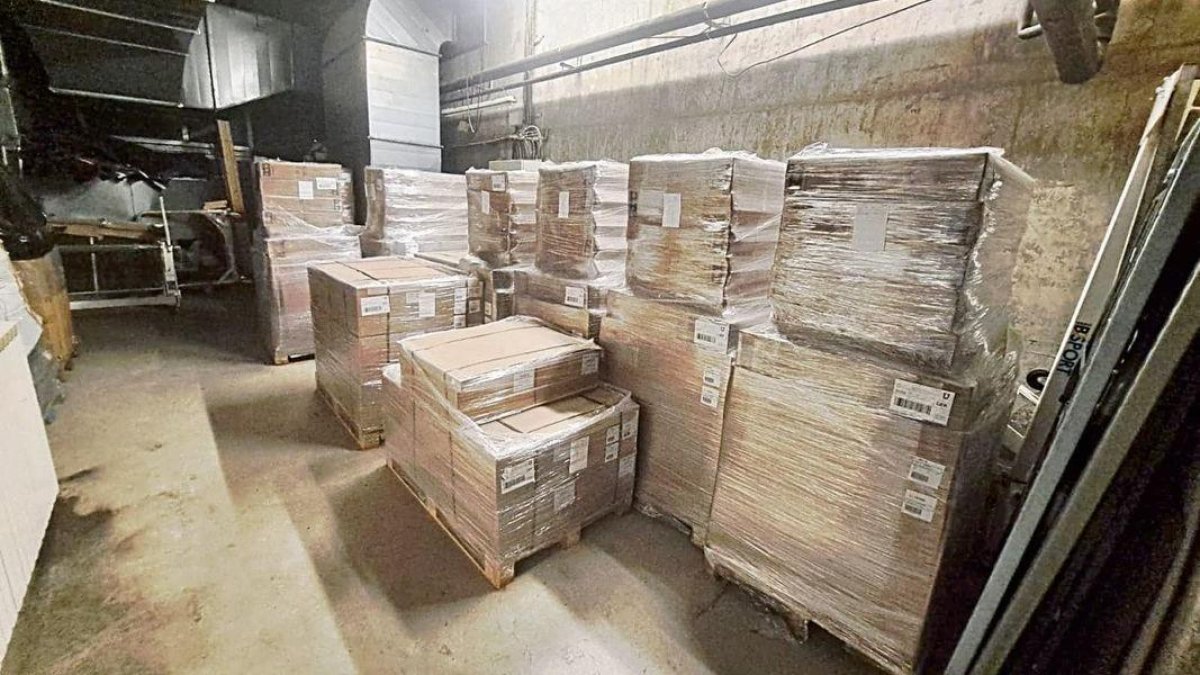 Imatge dels palets amb menjar, llits i estris de lavabo personal en un magatzem. - SCD