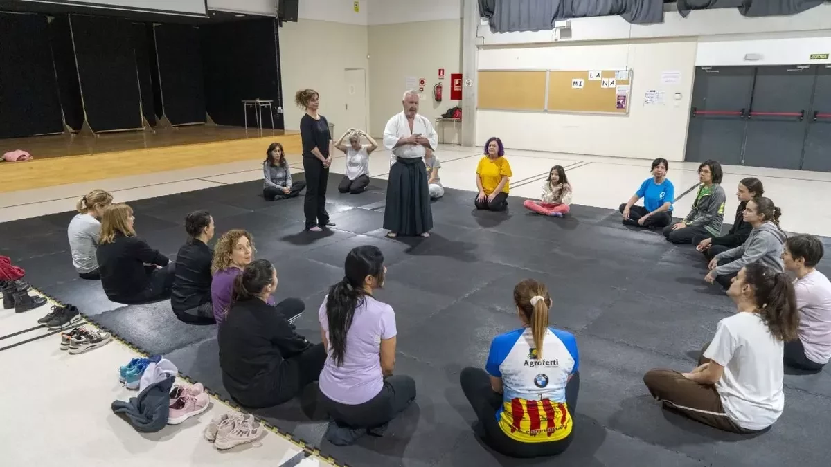 L’instructor del curs, Mikel Fernández, fent una explicació tècnica a les participants del primer torn. - PAU PASCUAL PRAT