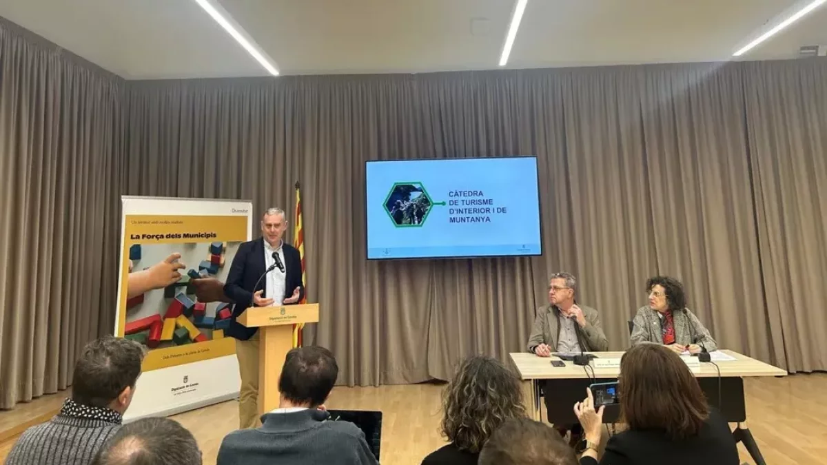 Eduard Cristóbal, degà de Dret, va presentar la Càtedra de Turisme davant de Talarn i Balsells. - H.C.