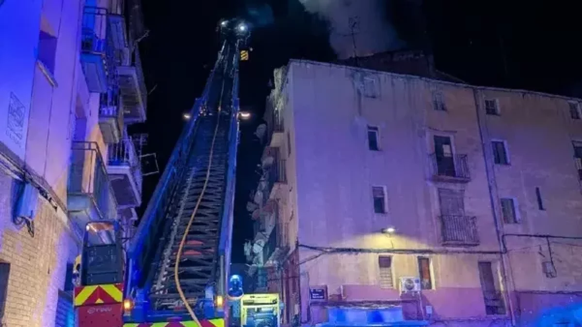 Los Bomberos utilizaron la autoescalera para atacar el fuego. - BOMBERS