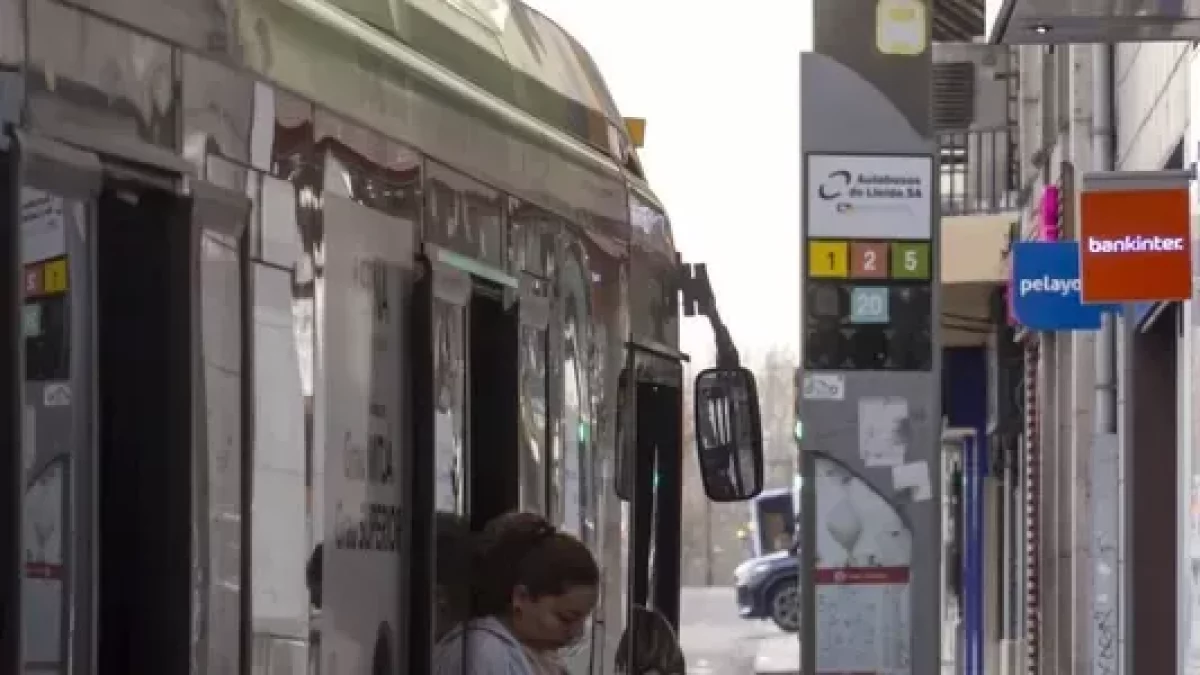 Sendas mujeres suben y bajan de un autobús ayer por la tarde. - JORDI ECHEVARRIA