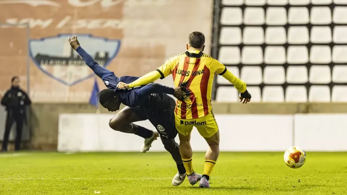 Soule, de l’Atlètic Lleida, lluita una pilota amb Lucas Viña, del Sant Andreu, en la primera volta. - INGRID SEGURA