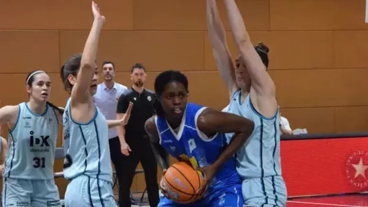 Niare, la mejor del Cadí con 15 puntos, en una acción ofensiva. - C. SANS