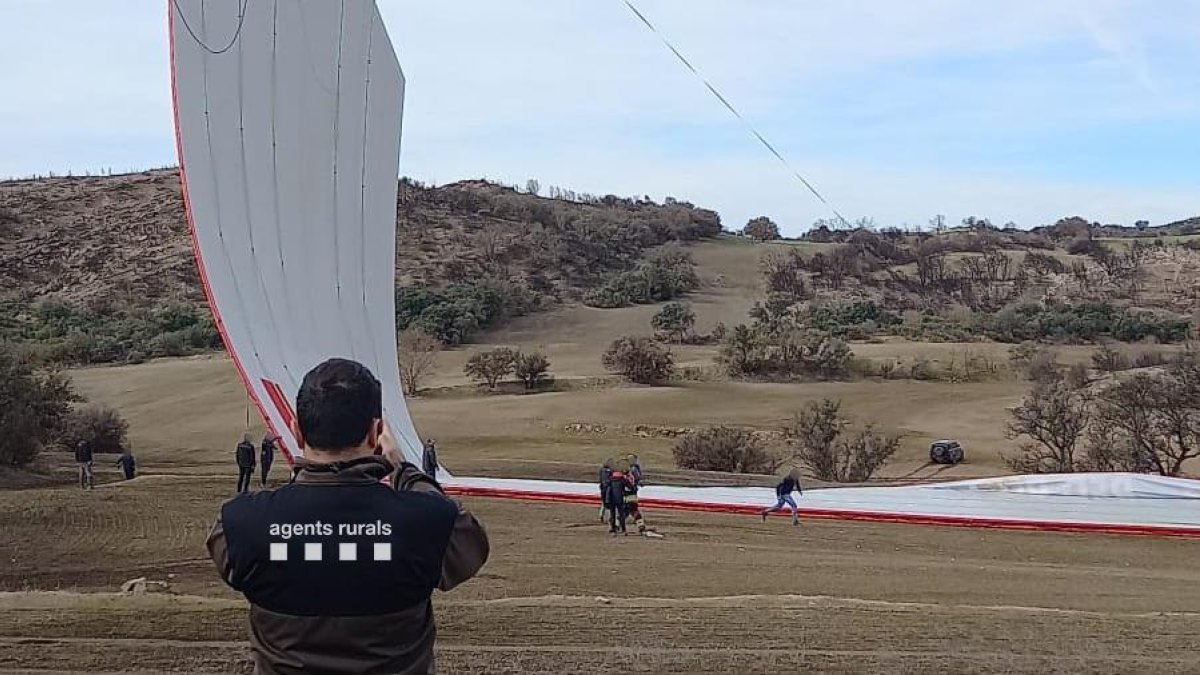 Un Agent Rural observa el globus aerostàtic.