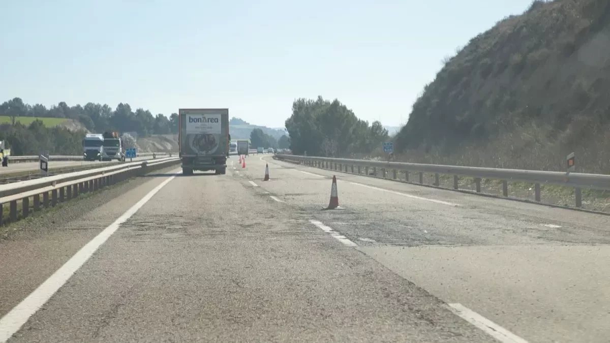 El carril derecho de la A-2 permanecía ayer cerrado al tráfico entre Cervera y La Panadella. - JOAN GÓMEZ
