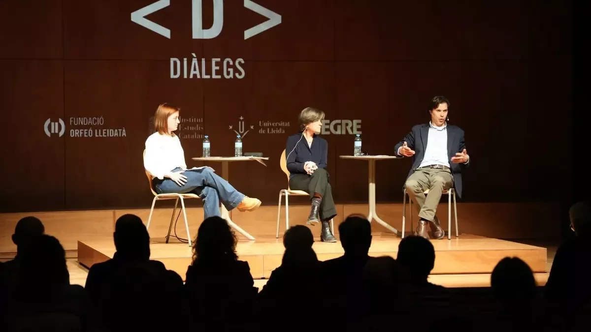 La periodista de SEGRE Laia Berenguer i els ponents Mireia Grau i Pol Cuadros, ahir a l’Espai Orfeó. - AMADO FORROLLA