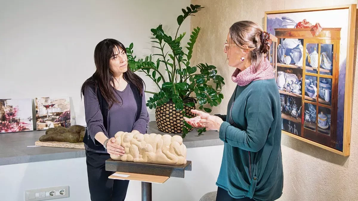 Roser Sàrries ha seleccionado tres esculturas con la mujer como protagonista. - JORDI BONILLA