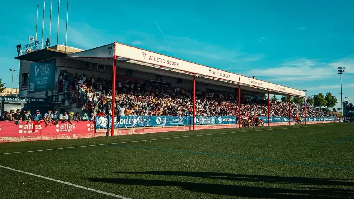 Imagen panorámica de un partido en el Ramon Farrús. - ATLÈTIC LLEIDA