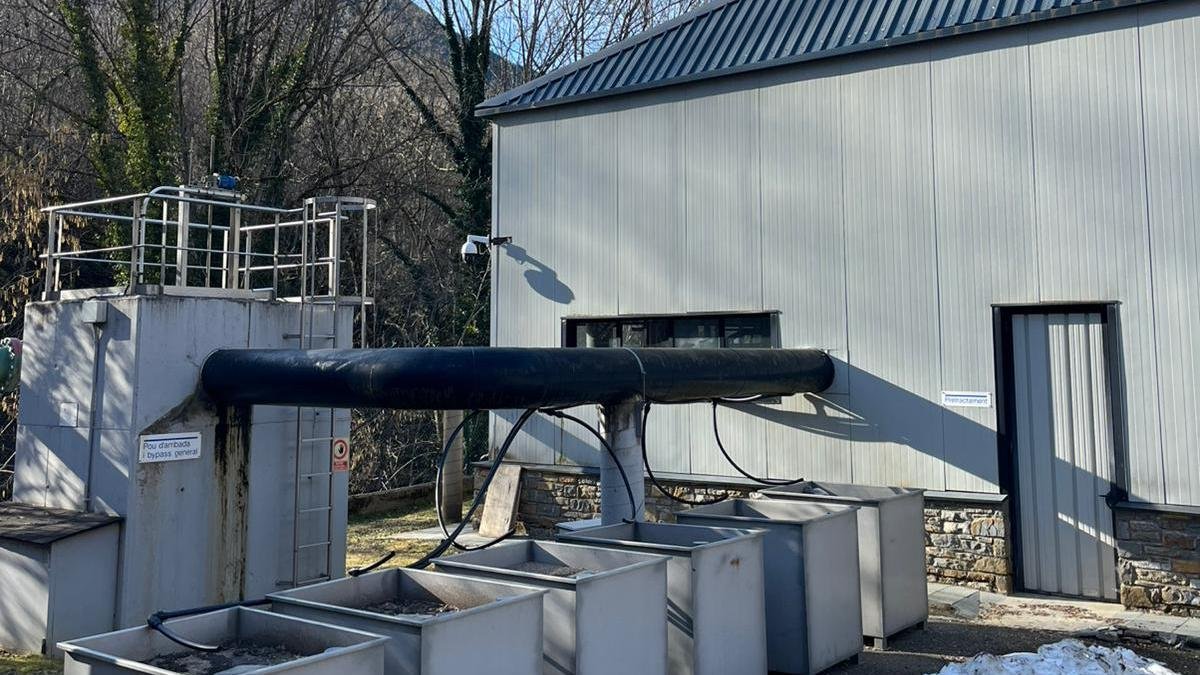 Panorámica general de los filtros de la planta piloto en la depuradora de la Vall de Boí.