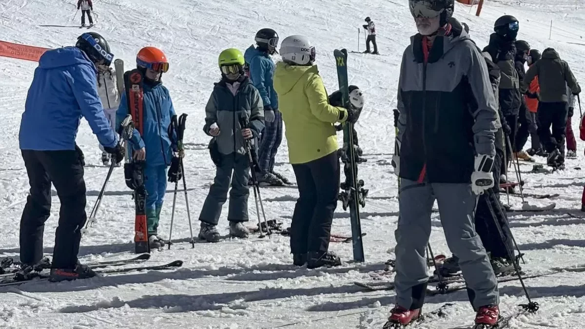 El rei Felip VI, ahir a les pistes araneses gaudint de l’esquí. - EFE