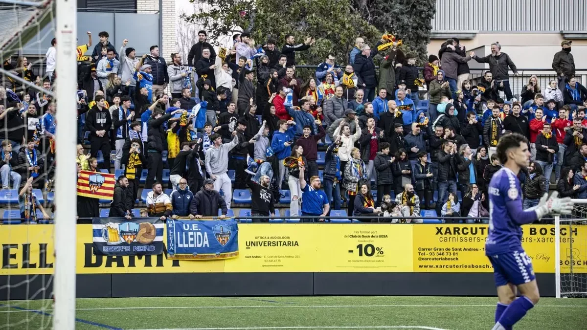 Uns cent aficionats del Lleida CF van ser al Narcís Sala. - INGRID SEGURA