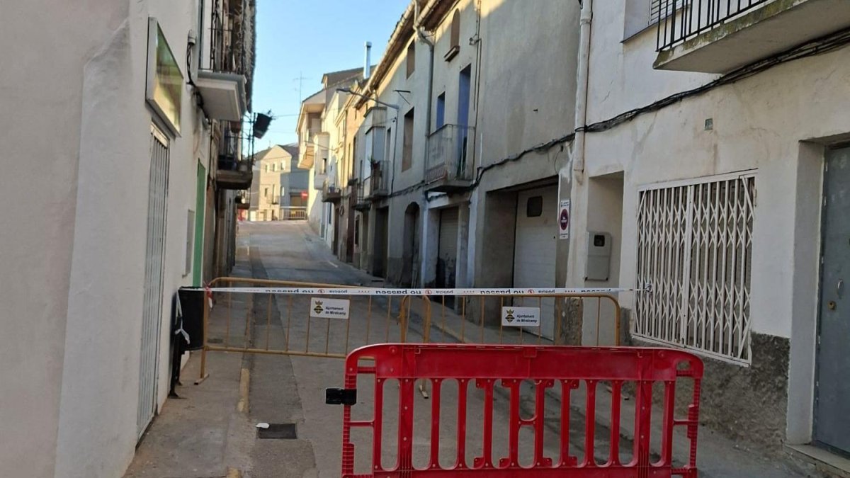 L'ensorrament ha afectat les cases dels números 34 i 36-38 del carrer Anselm Clavé de Miralcamp.