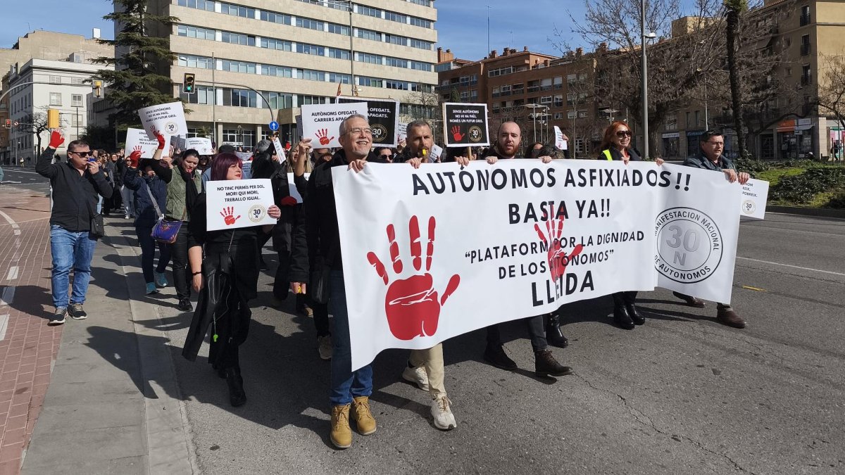 Uns 200 autònoms es manifesten pels carrers de Lleida