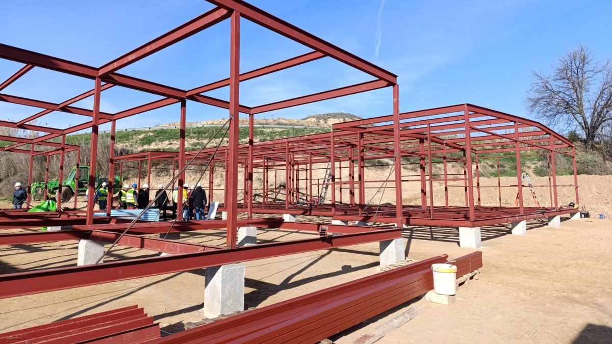 L’equipament està situat al polígon Creu del Batlle, a prop de la partida de la Caparrella.