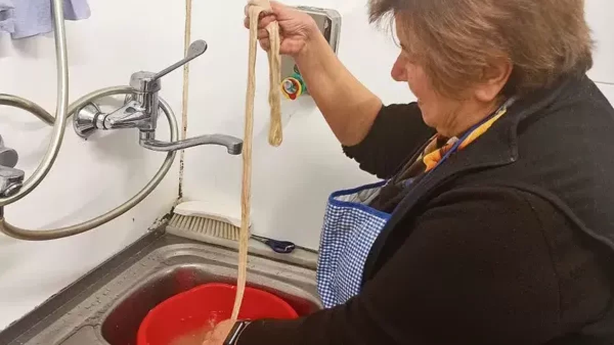 La mandonguera rep l’ajuda puntual de la seua mare durant algunes fases de l’elaboració d’embotit com la neteja de la tripa. - E.B.D.