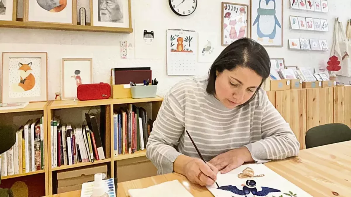 La il·lustradora Ruseta Sá, en ple procés creatiu al seu estudi.