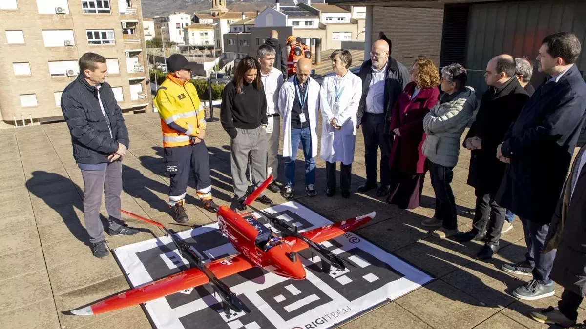 Los impulsores del proyecto pudieron contemplar el dron usado en la demostración de ayer en la azotea del hospital comarcal del Pallars. - JORDI ECHEVARRIA