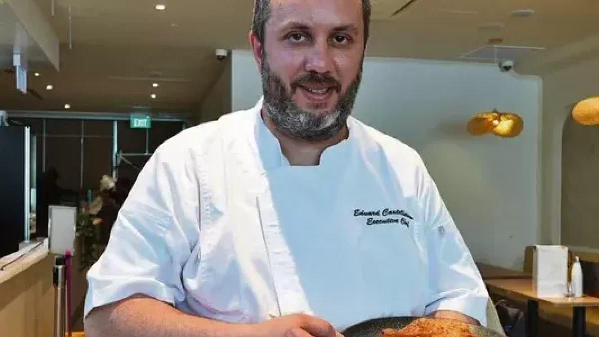 Eduard Castellarnau mostra una ració de paella i pollastre rostit.