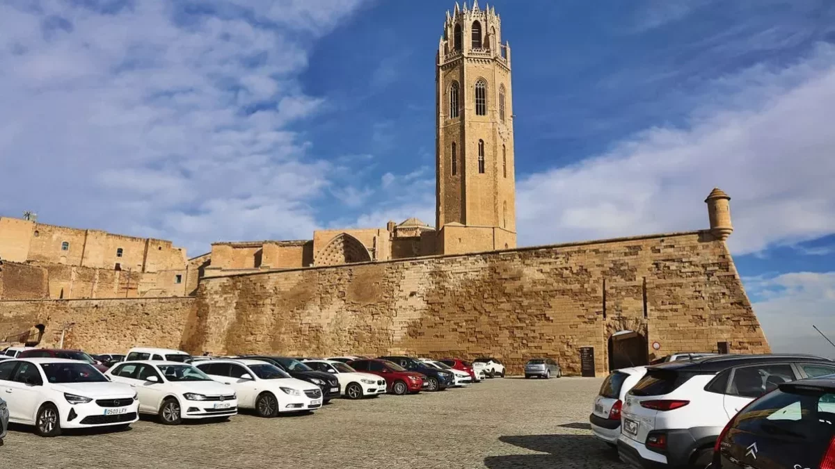 Vista de l’aparcament de la plaça de la Sardana, que es troba dins del conjunt monumental del Turó de la Seu Vella. - AMADO FORROLLA