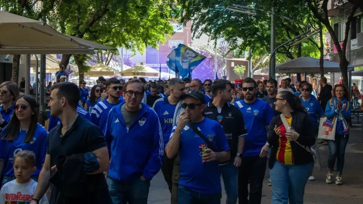 Los aficionados del Lleida durante la marcha hacia el Camp d’Esports. - ALEX SAMPER