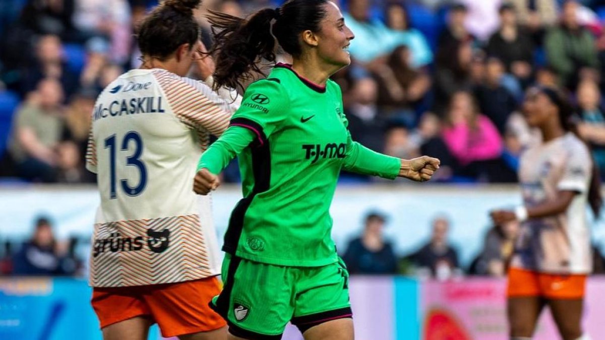 Alba Caño celebrant amb el Boston Legacy