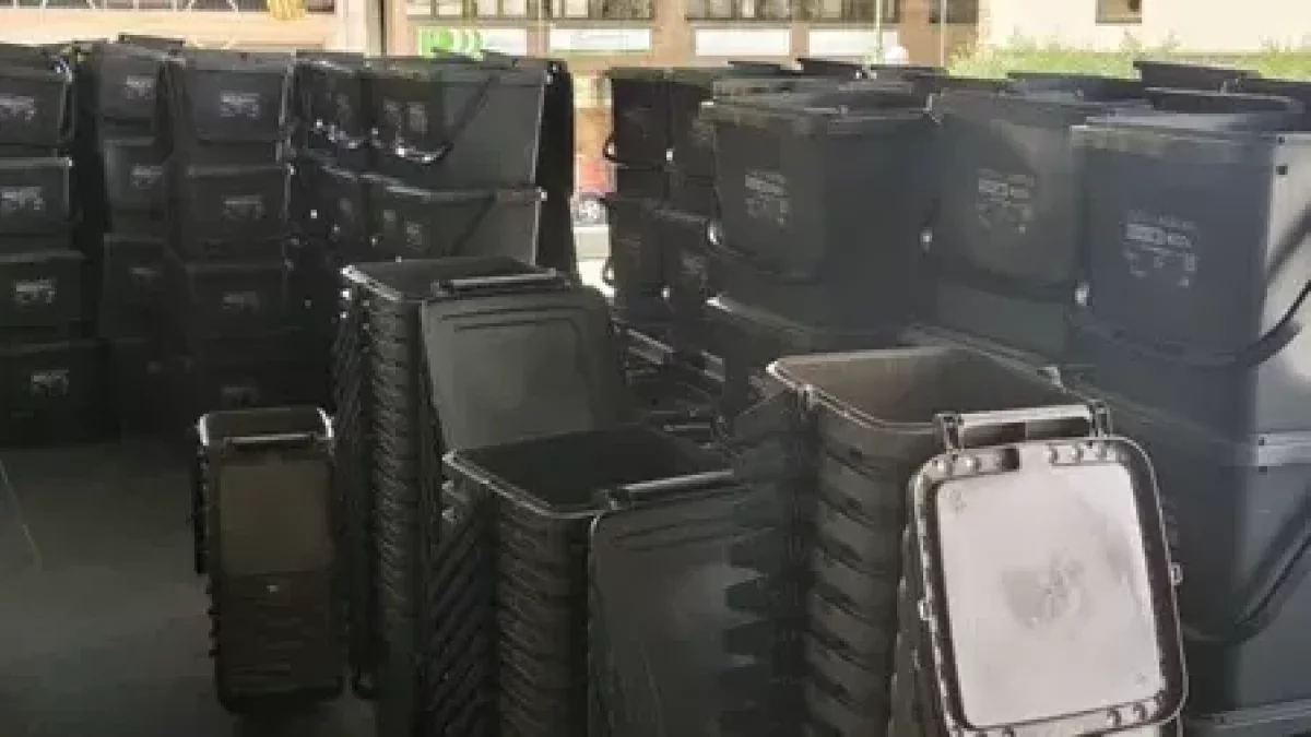 Los cubos están almacenados en las dependencias del Pavelló de l’Oli de la capital. - AJUNTAMENT DE LES BORGES BLANQUES