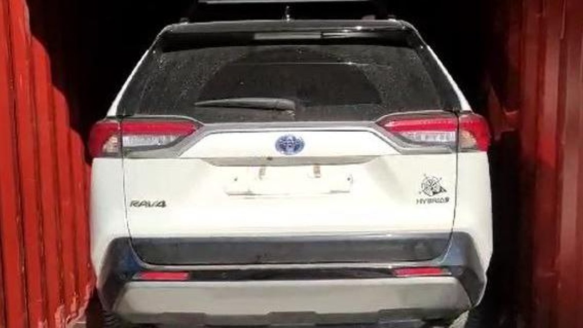 Transportaven els vehicles en contenidors