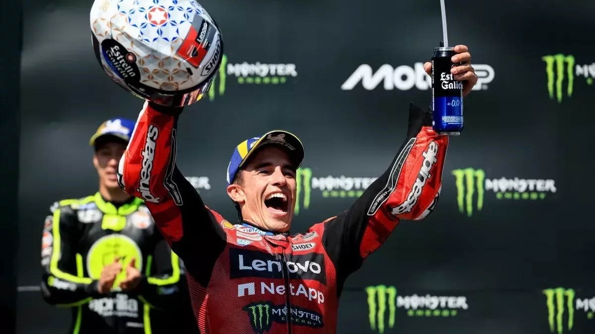 Marc Márquez festeja en lo más alto del podio del circuito de Brno su segunda victoria seguida que le permite meterse de lleno en la lucha por el título. - DUCATI