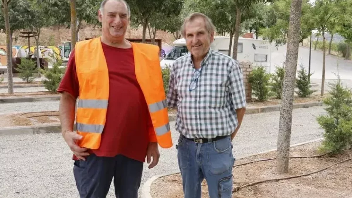 Josep Jané, viligante voluntario de la zona de estacionamiento, y el alcalde de Bovera, Òscar Acero. - AMADO FORROLLA