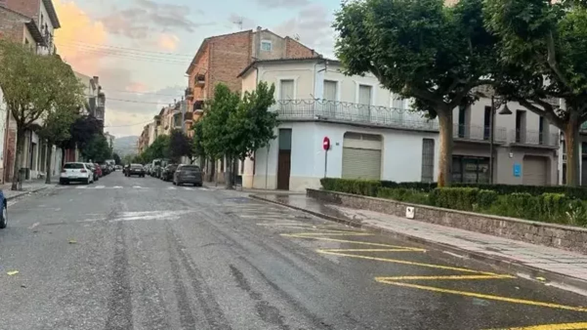 Asfalto degradado en el centro de Tremp que se sustituirá. - A.T.
