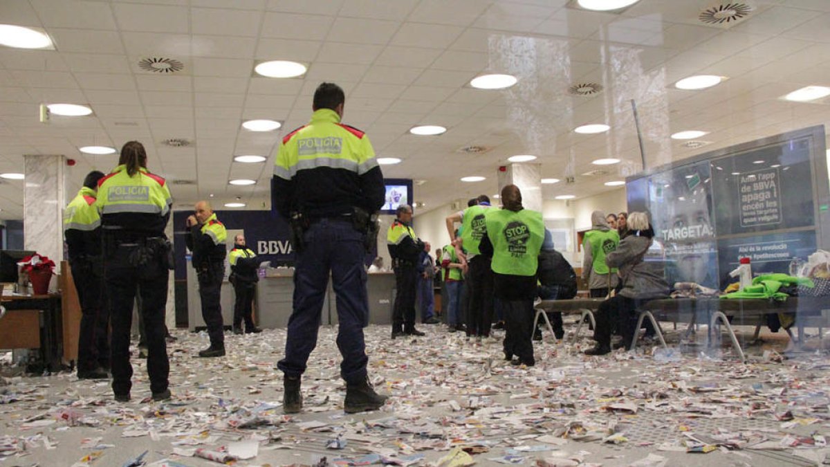 Okupació de la PAH d'una oficina bancària