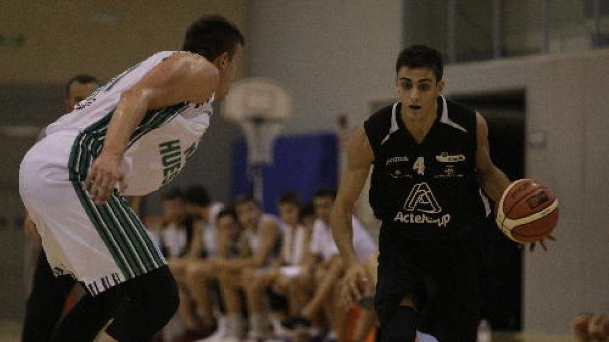 Rubín de Celis, que va ser un dels destacats, intenta superar el marcatge d’un rival.