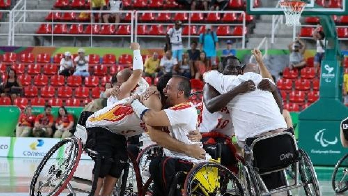 Els jugadors espanyols de bàsquet celebren la victòria.