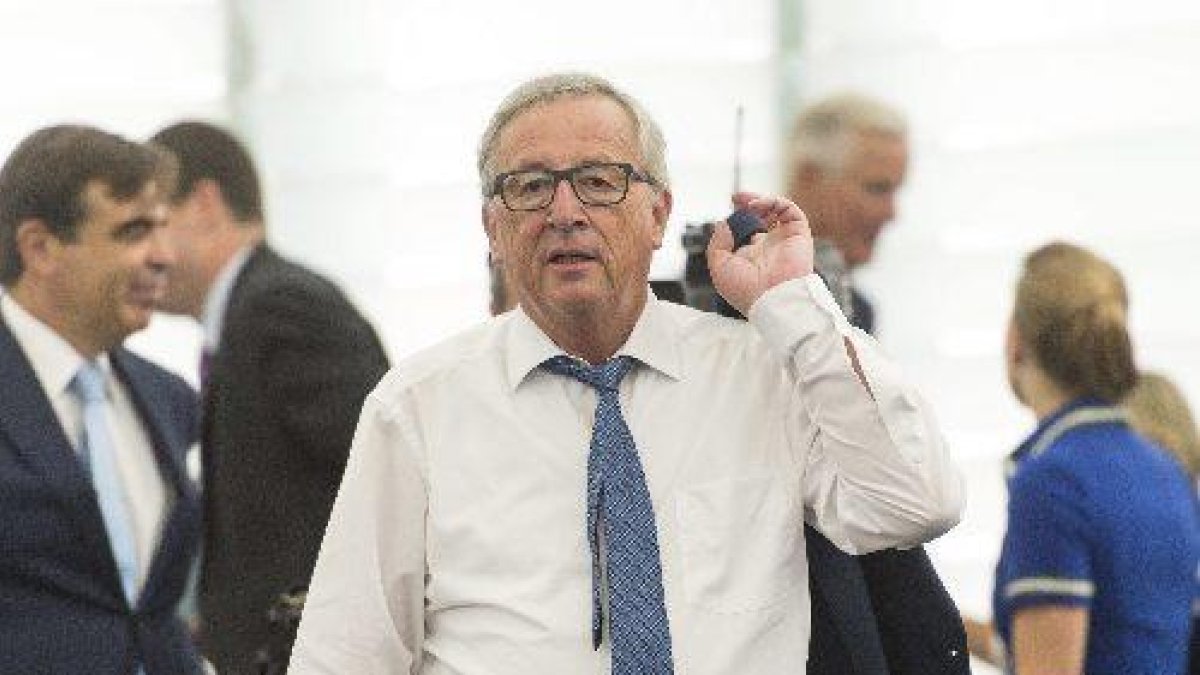 El president de la Comissió Europea, Jean-Claude Juncker, caminant ahir pel ple.