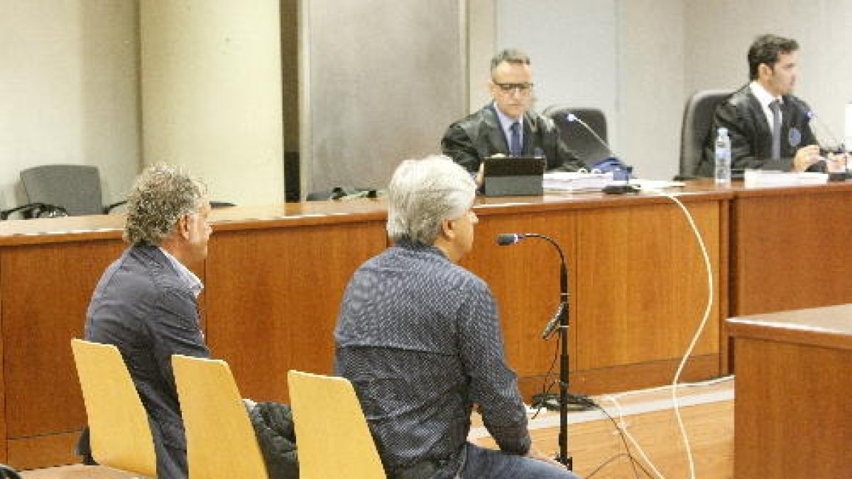 Els dos germans, ahir a l’Audiència Provincial.
