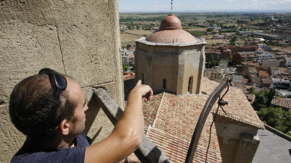 Un dels operaris al finalitzar treballs de consolidació de la cornisa.