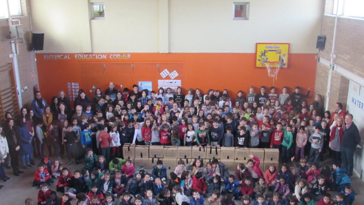La Escuela Enric Farreny reivindica la Paz con alimentos solidarios, la realidad de los refugiados y 'molinillos de deseos'
