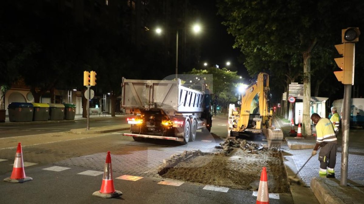 Obres nocturnes a l'avinguda Blondel de Lleida aquest estiu.