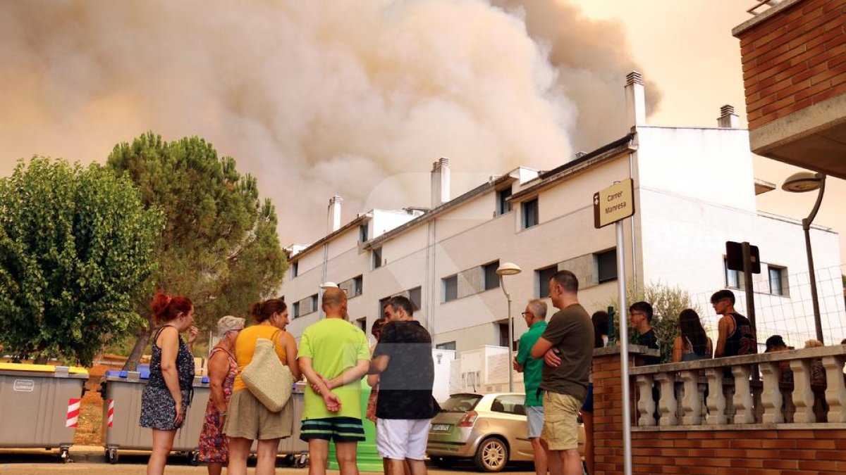 © El Bages, en suspens per un gran incendi