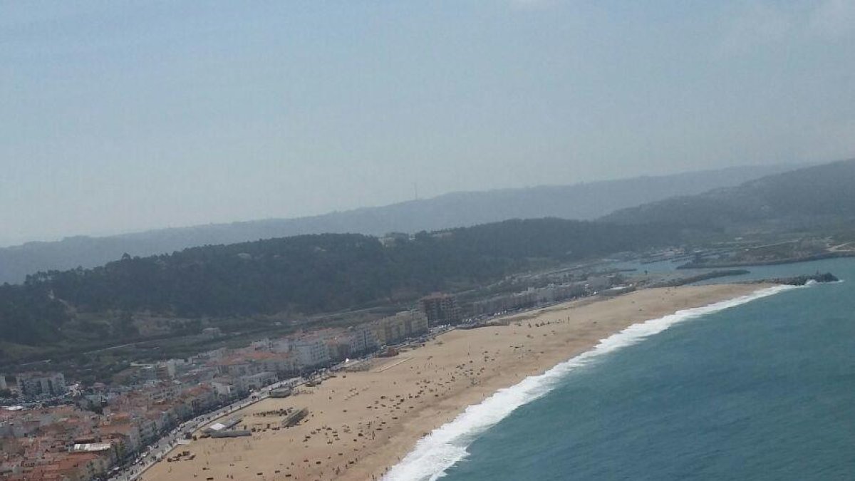 La platja de Nazaret al costat dl Oceà Atlàntic