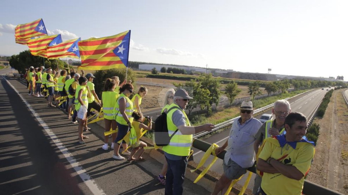 Imagen de archivo de una acción de independentistas colgando lazos amarillos en un puente de la autovía A-2 a su paso por Lleida.