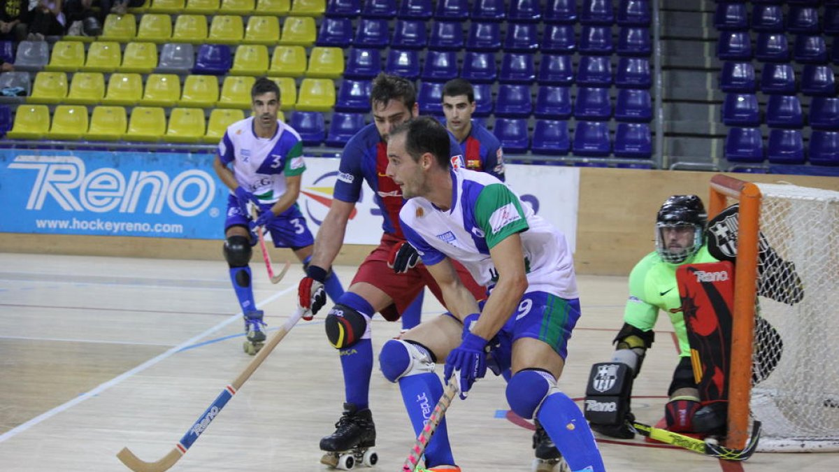 Andreu Tomàs maniobra amb la bola a prop de la porteria del Barça amb Borja López al fons esperant la passada.